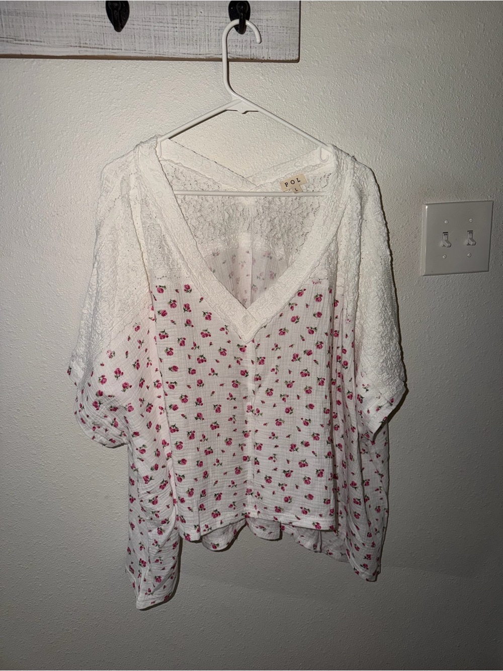 POL Floral Gauze and Lace V-Neck Short Sleeve Top - White with Pink Roses NWOT